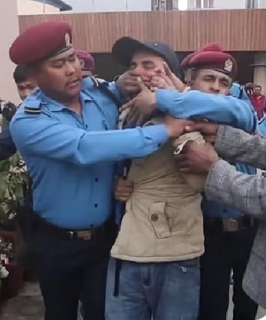 विचार र अभिव्यक्तिको स्वतन्रता हाम्रो संविधानको सबै भन्दा ठूलो प्रत्याभूति हो। यसका केही सिमाहरू छन, तर राज्य संचालनमा बसेकाहरू लाई जस्तोसुकै प्रश्न गर्ने र उनीहरूसंग विमति राख्ने नागरिक स्वतन्रतालाई यो सिमाले कहिल्यै रोक्दैन र छेक्दैन । यो के गरेको सरकार ? दलहरू तिमी कहॅंा छौ?