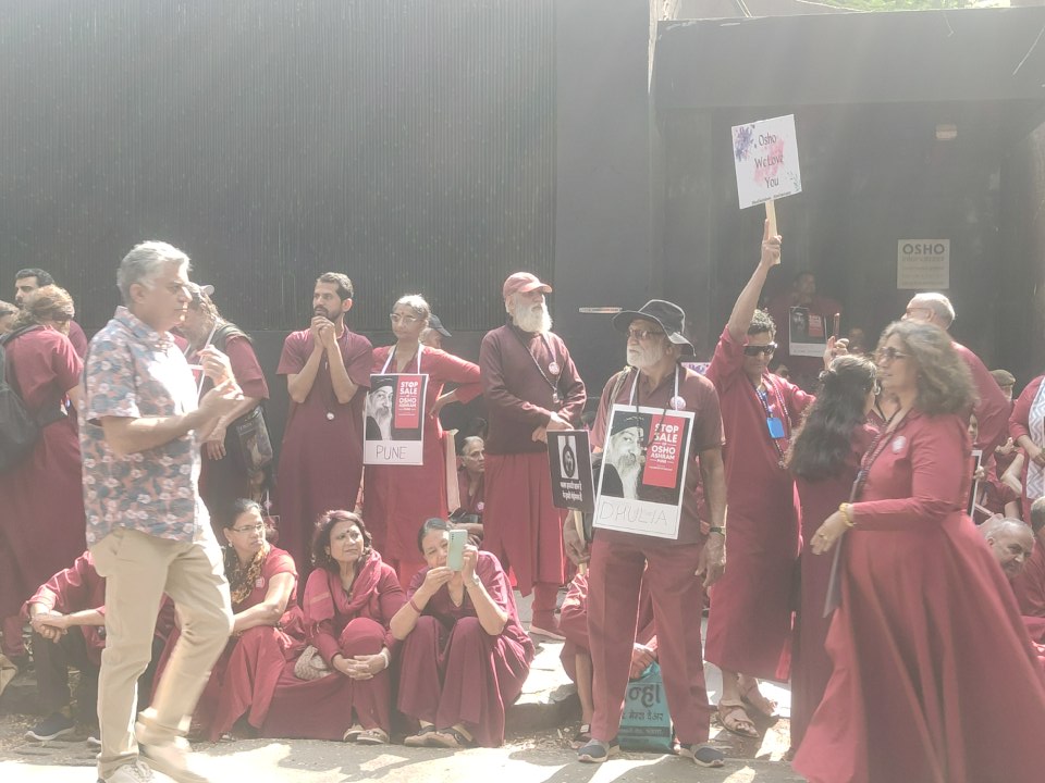 TurioDS888's tweet photo. Save Osho Ashram, Pune
#Saveosholegacy
आज फीर ओशो आश्रम के भ्रस्ट ट्रस्टी लोगो ने अपने नियम बदले, संन्यासियों का प्रवेश फीर रोका गया माला के साथ।
पब्लिक चैरिटेबल ट्रस्ट के क़ानून में सुधार की आवश्यकता।
#SupremeCourtOfIndia
#PoliceCommissionerPune
#PMOIndia
#NarendraModi https://t.co/ZA6PjLP4y3