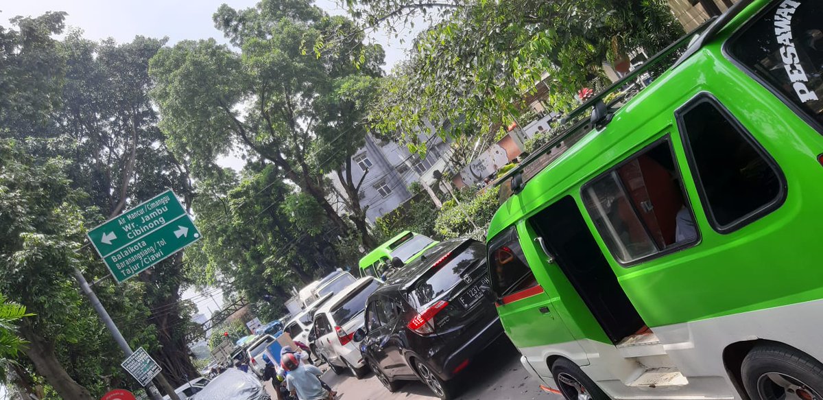 RachmanJSiregar's tweet photo. #LaLin traffic light simpang Jl. Sawojajar - Jl. Sudirman #Bogor terpantau padat merayap. Imbas dari peningkatan kunjungan ke Bogor Jogja Junction dan Bogor Permai #BoPer . @PolresBogorKota @TMCPolresBogor https://t.co/r1iclZeb0t
