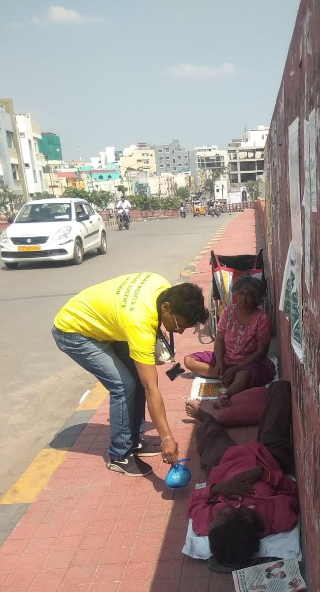 RightsMission's tweet photo. Human Rights Social Justice mission #Telangana, #Hyderabad, Joint Secretary Mir Riazath Ali, feed the street hunger people before Ramadan.
#Human_Rights_and_Social_Justice_Mission #hrsjm #commission #Membership @UttarPradesh @Maharashtra @Rajasthan @Gujarat @Tamil Nadu #मानव https://t.co/KUTgKZDVN4