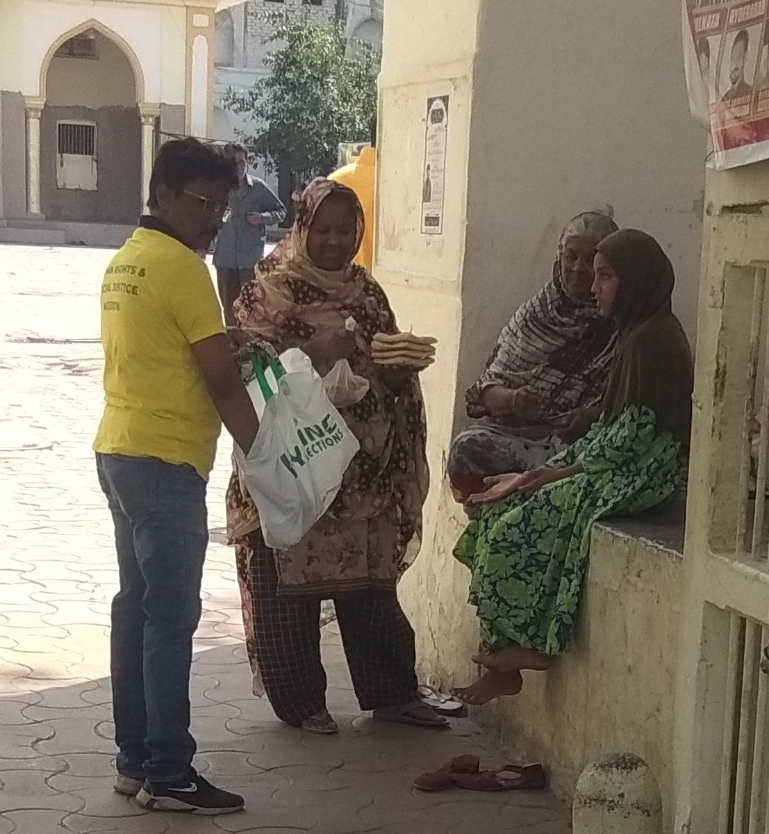 RightsMission's tweet photo. Human Rights Social Justice mission #Telangana, #Hyderabad, Joint Secretary Mir Riazath Ali, feed the street hunger people before Ramadan.
#Human_Rights_and_Social_Justice_Mission #hrsjm #commission #Membership @UttarPradesh @Maharashtra @Rajasthan @Gujarat @Tamil Nadu #मानव https://t.co/KUTgKZDVN4