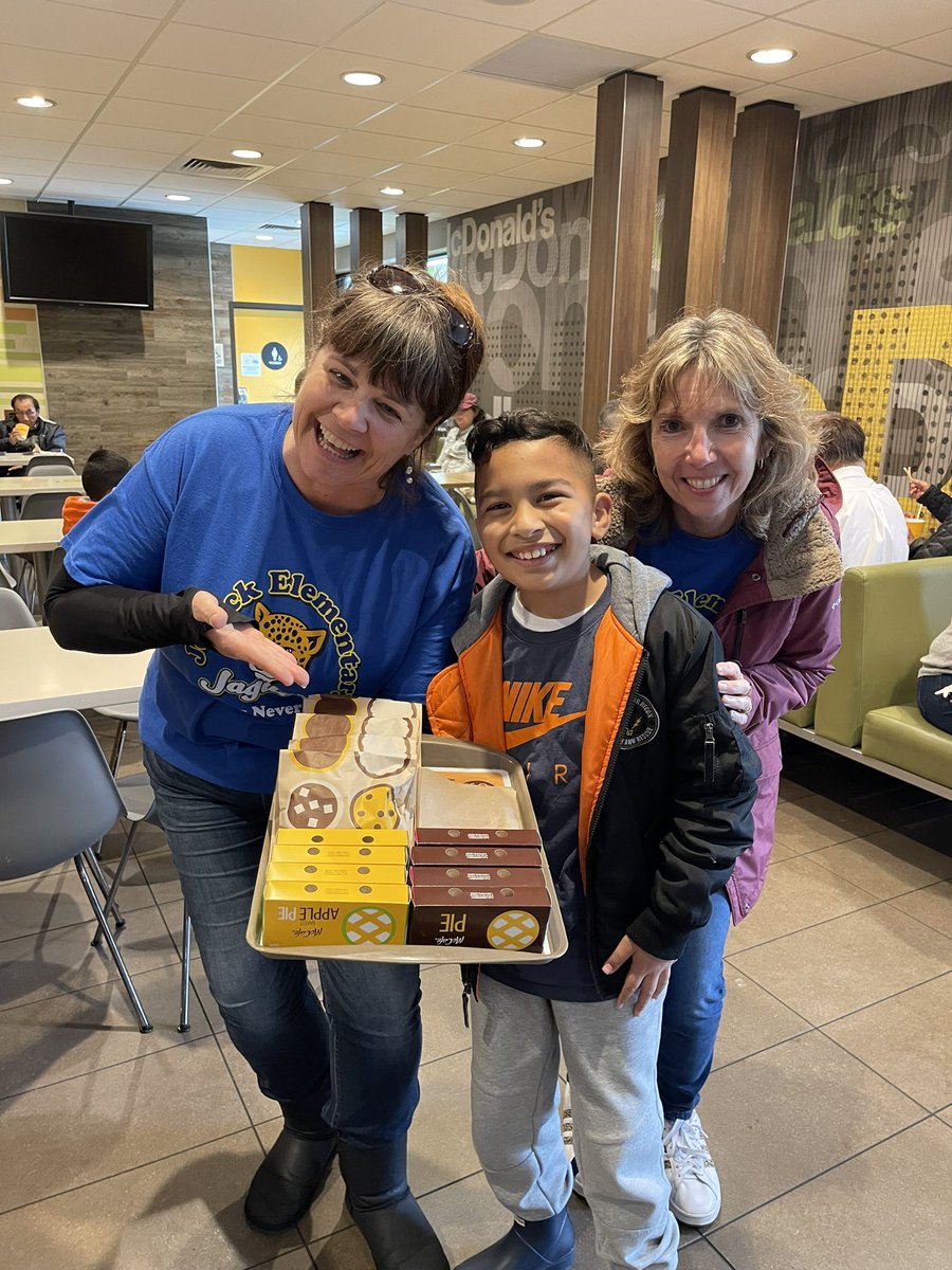 ethanbrandon13's tweet image. Supporting @JellickJaguar @JellickPTA #McTeacherNight fundraiser 🍔🍟🍪