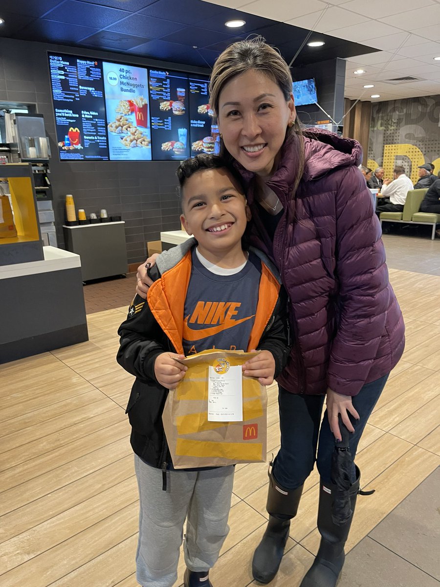 ethanbrandon13's tweet image. Supporting @JellickJaguar @JellickPTA #McTeacherNight fundraiser 🍔🍟🍪