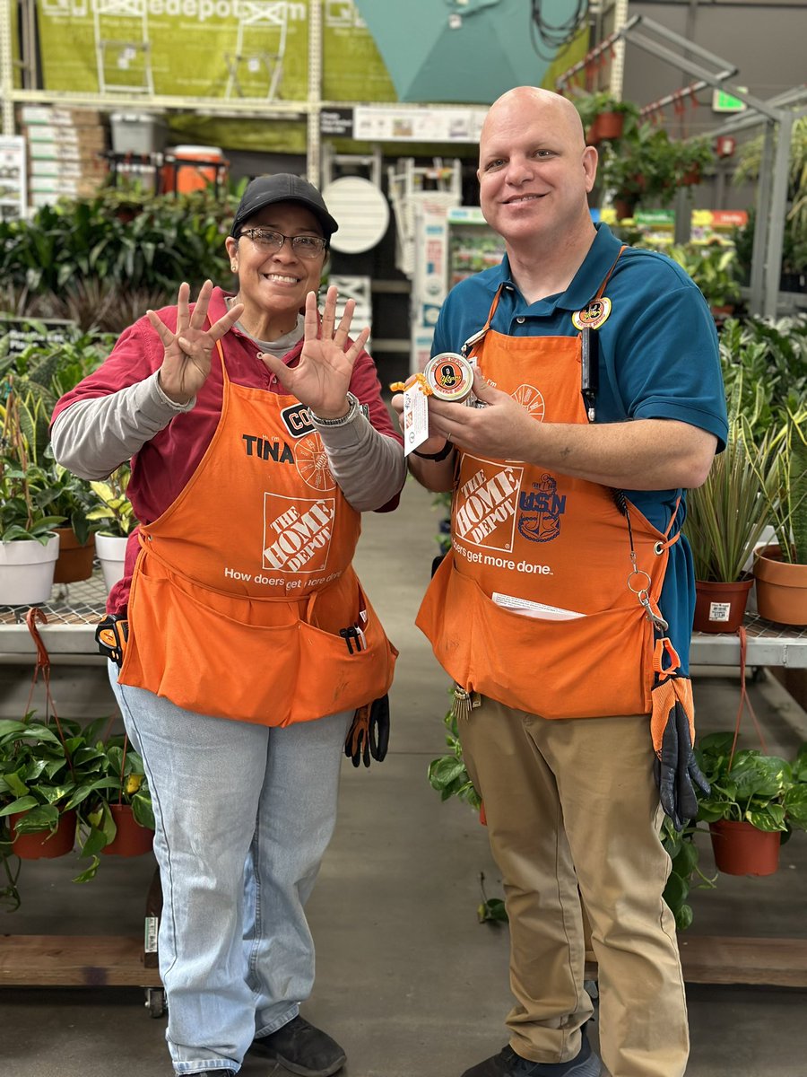 Brandi6371's tweet image. Celebrating anniversaries with our associates at #485 🏆 Happy Anniversary!!
#CelebrateYOU 

 @Edmond0485 @NagyAndrew @ShawnMinkner @SandraD2429 @DepotRob @aboutthepigskin 

#PMDPeopleFirst 
#D287WeAreTheBar #D287StrongerTogether
#FearUs485