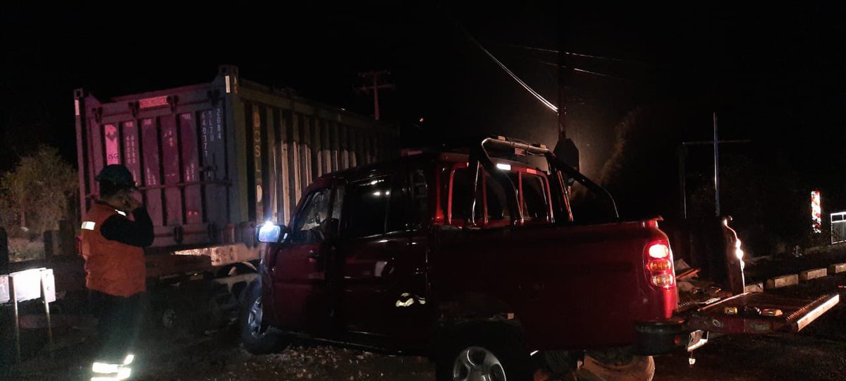 EmergPanquehue's tweet photo. AHORA: Colisión de vehículo menor con tren en Ruta Troncal 601, sector El Escorial, Panquehue. Preliminarmente NO habrían lesionados, EMERGENCIA MUNICIPAL de PANQUEHUE en el  lugar. Una unidad de rescate de Bomberos Panquehue y una de San Felipe en camino. https://t.co/nUBfHF9IEH