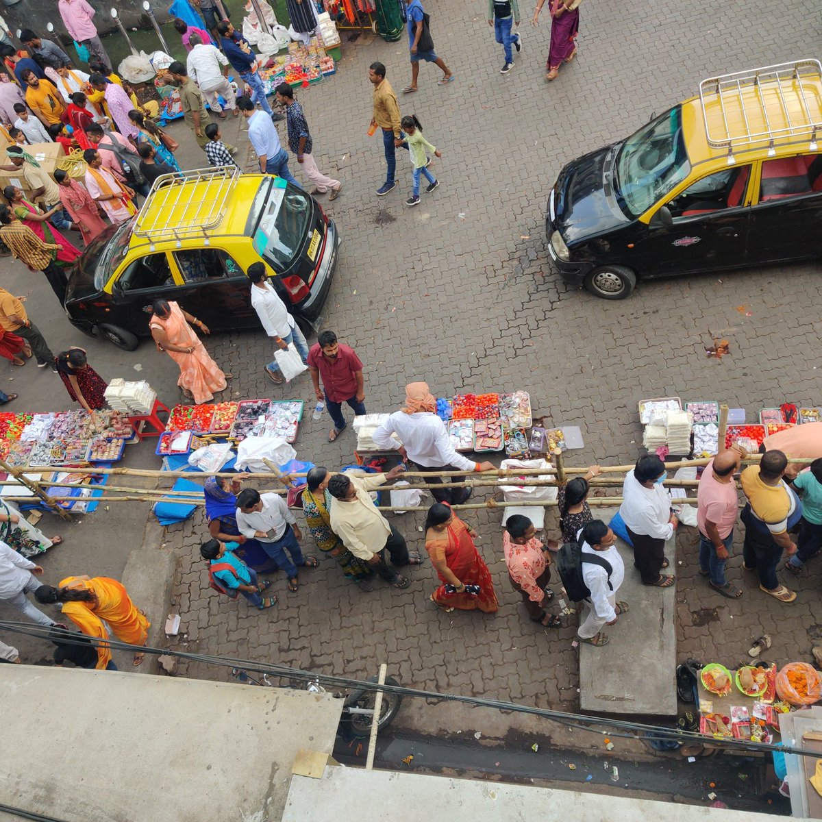 ssmdba's tweet photo. @MTPHereToHelp Please have a look at the Mumbadevi Road near Mumbadevi Temple , filled with Hawkers creating traffic jams on the road.
Also safety is compromised https://t.co/9iMYJk9p2u