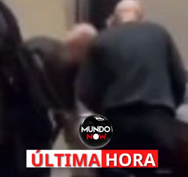 MundoNowOficial's tweet image. LO HOSPITALIZAN DE EMERGENCIA. Cantante hispano fue atacado por un grupo de hombres y todo quedó grabado (VIDEO) 👉 mundo.social/42uAzuO

#6IX9INE #rapero #MundoNow #Tekashi