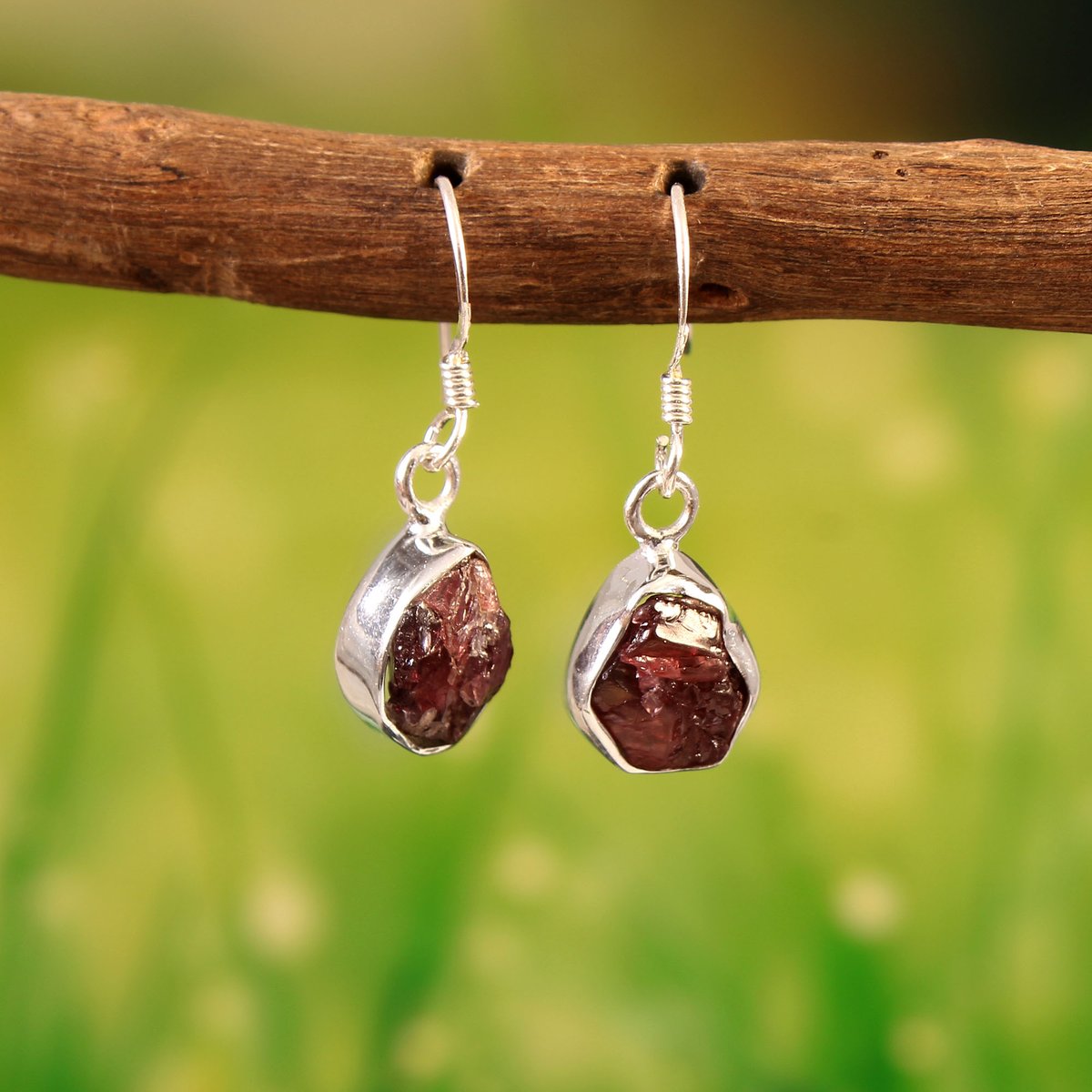 ♥️RAW GARNET EARRINGS♥️
These earring might be small but they are packed with details!!!
They are crafted in 925 Solid Silver with juicy garnet drops
These are totally unique and super wearable!
Dm me for price
.
.
.
#antiqueearrings #earringsforsale #VictorianEarrings #garnet