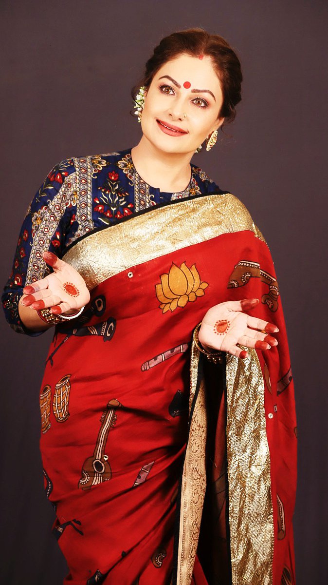 AyeshaJhulka's tweet photo. A red saree in the wardrobe is as important as a black dress 😍❤️

PR - @manalirawat
Stylist - @prynkamundada
Asst Stylist- @BhatraJaya 
Managed @deepalikhetan 

#loveforred #saree #elegance #tradition #traditional #culture #indian #red #sareelove #selflove https://t.co/BvOgMd804e