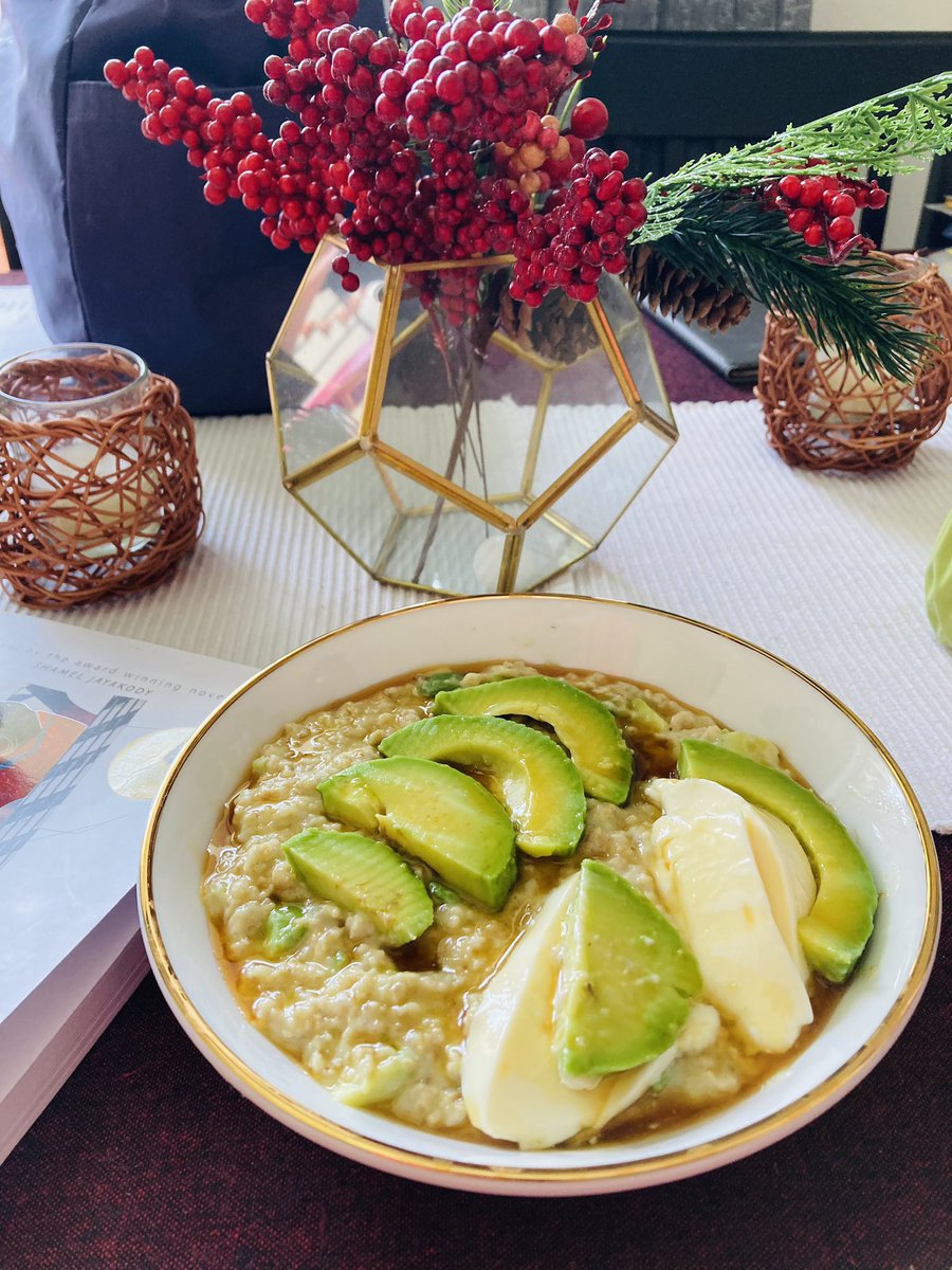 TomesReader's tweet image. Experimented on oats and 🥑. Since the taste came out well need to add more avo than before next time. 
Topped off with yogurt and kithul treacle #Oatnotes #Oatgloats