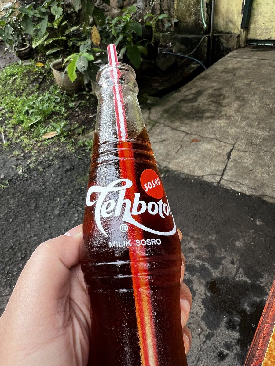 Mestinya teh botol kemasan botol ini dipertahankan. Bukan kemasan plastik dibanyakin. Karena;

1. Enakan ini.
2. Kemasan botol dibalikin dan diisi ulang, bukan dibuang jadi sampah plastique. 

Ya kan?