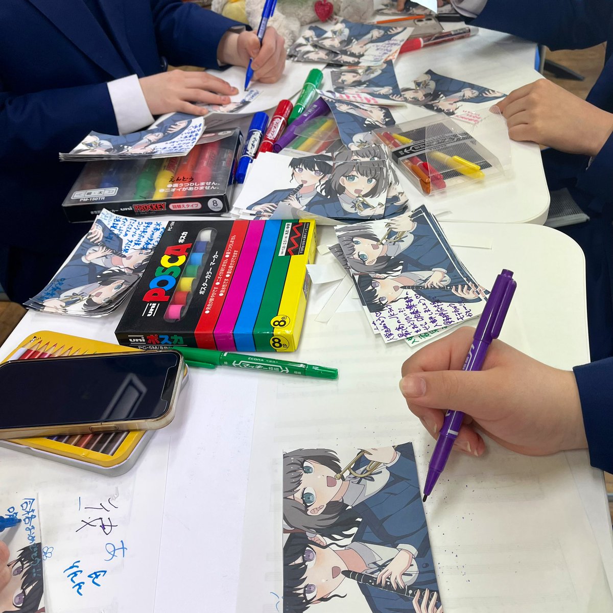 mitosho_bb's tweet photo. みなさんこんにちは☀️
水戸商業高校吹奏楽部です！🎶🎺🐰

明日の学校説明会に向けて部員一同準備に取り掛かっています✊🏻❤️‍🔥

明日の説明会では部員みんなでメッセージカードを持ってお待ちしています🪄 https://t.co/Mkvvg1kgPs