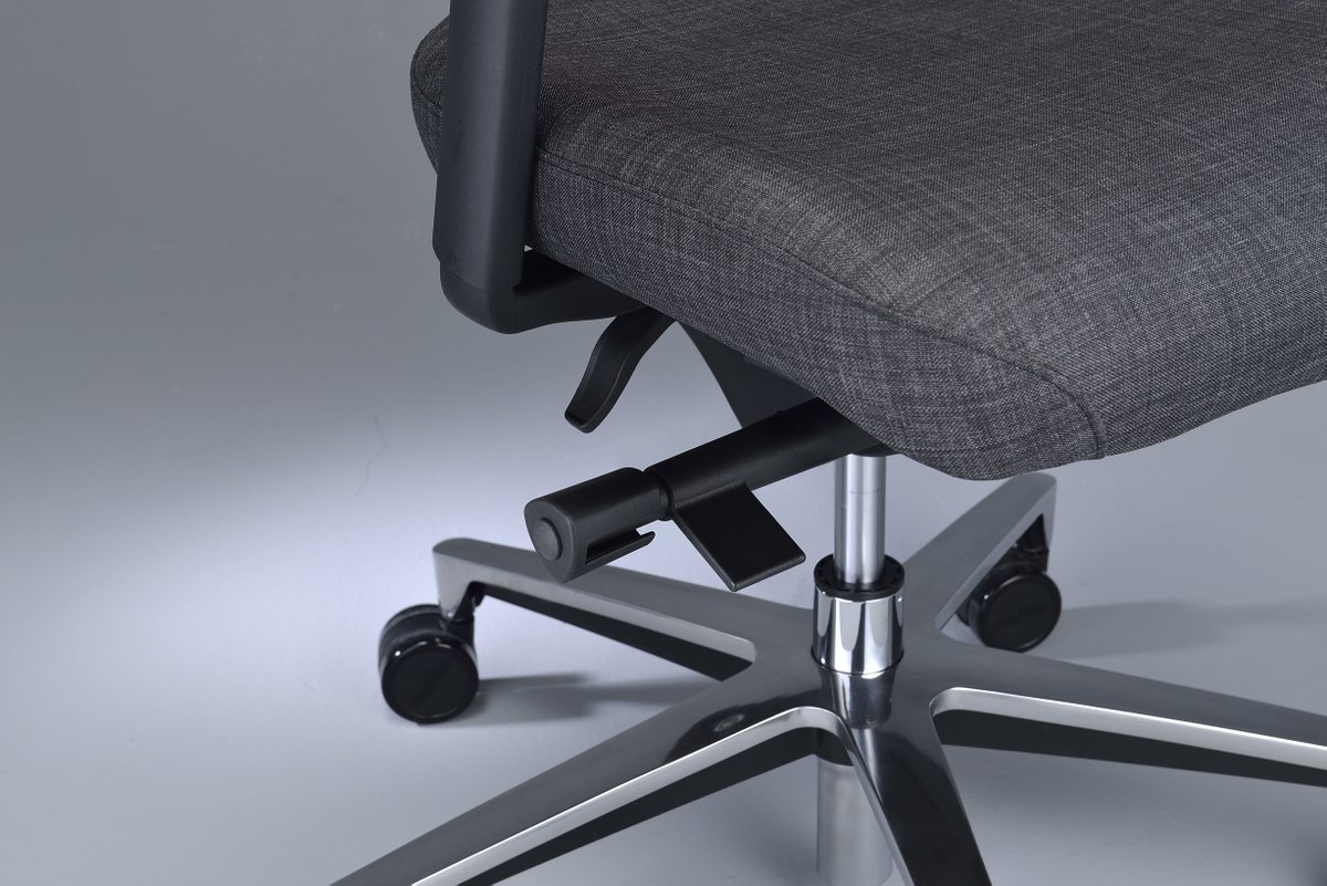 singbee_tw's tweet photo. Our all the staffs are sitting this 「Tango」 chair. 

👉With 120° open angle which leading the body remain relaxed and fully stretched.

👉Armrests with 360 ° rotational feature.

👉Headrest angle and position adjustment.

#singbee #kidsfurniture #officefurniture #madeintaiwan https://t.co/r1T4uLFPba