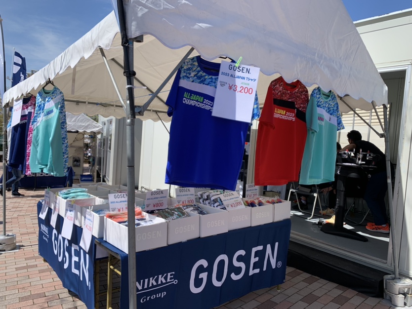 tennis365's tweet photo. #大正製薬リポビタン第45回全国選抜高校テニス大会🎾

今年もたくさんのブースが並んでいます！ 続いてはGOSEN！
ALL JAPANグッズにご注目👏
ブース内ではストリングサービスも！この機会にあなたのラケットも張人にお願いしてみてはいかがでしょうか💨

#テニス #tennis #選抜高校テニス #GOSEN #張人 https://t.co/GrlGnC6qty