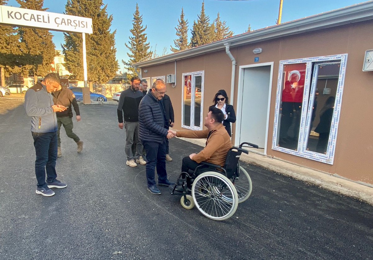 SeddarYavuz's tweet photo. Kocaeli Çarşımızı 18 günde tüm imalatları ile tamamlayarak esnaflarımıza teslim ettik.
Esnaflarımız aileleri ile gelerek işyerlerine yerleşiyorlar.
Biz de bu sevinci paylaşmaktan sevinç , onur ve gurur duyduk.
Bol ve bereketli kazançlar diliyorum. https://t.co/dR4WGODj8q