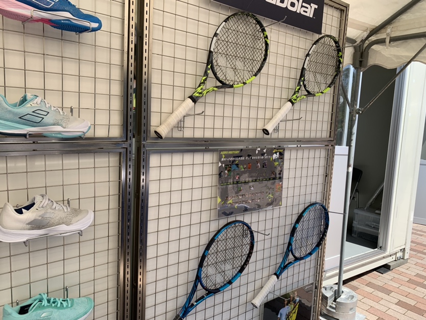 tennis365's tweet photo. #大正製薬リポビタン第45回全国選抜高校テニス大会🎾

今年もたくさんのブースが並んでいます！続いてはバボラ！
大きなラケットが目立ちます❗注目は新ラケット！会場でもピュアアエロを使っている選手が多かったです🙌

#テニス #tennis #選抜高校テニス #babolat https://t.co/XoKdkL2Tbi