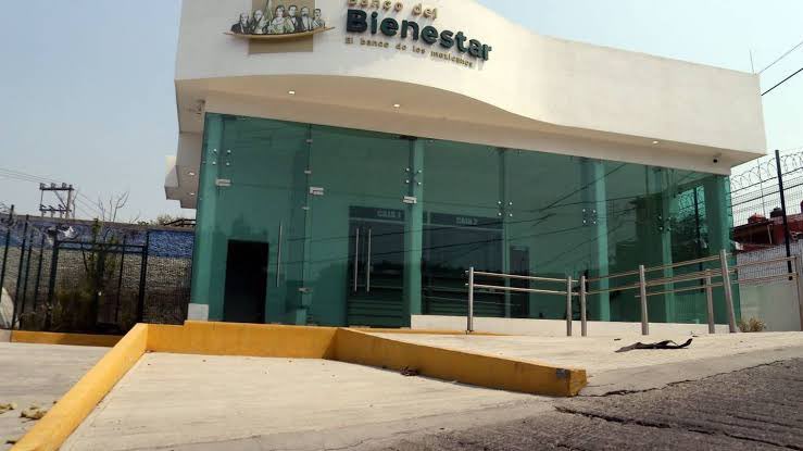 ⚠️#BancoDelBienestar desaparece 30 millones de pesos.
Dinero enviado por familiares a 100 Michoacanos y Guerrerenses como remesas. Los defraudados reportaron que sus cuentas se encontraban en ceros.
El gobernador de Michoacán @ARBedolla, en rueda de prensa, confirma los hechos.