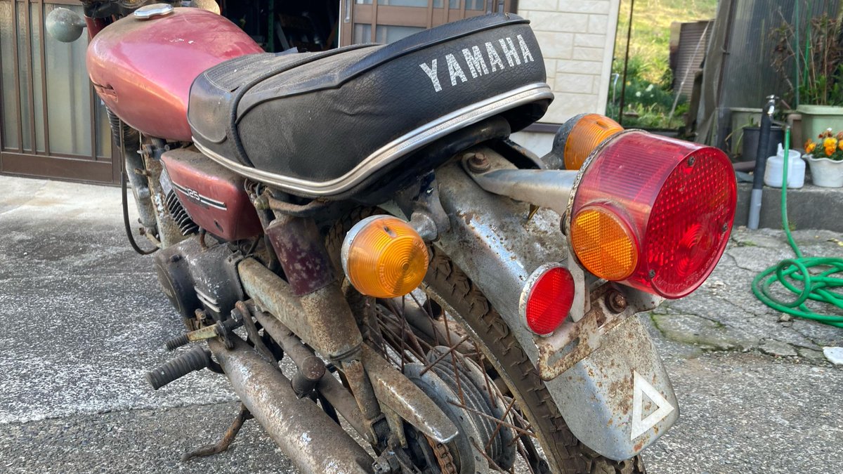 mas_yon0516's tweet photo. 縁あって盆栽ベースを入手。
初期型丸タンクのRD125。
ルネッサをカスタムするかこちらをカスタムするか悩む…。
とりあえず動くようにのんびり始めよう。
#RD125
#YAMAHAが美しい https://t.co/BBHs2STTnQ