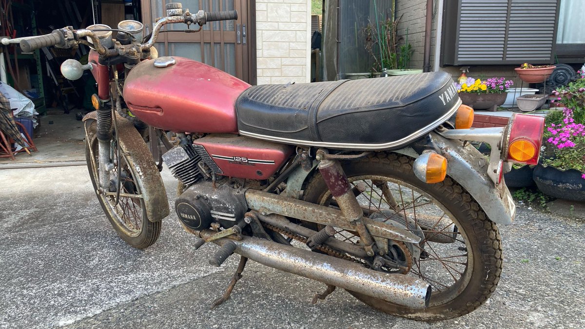 mas_yon0516's tweet photo. 縁あって盆栽ベースを入手。
初期型丸タンクのRD125。
ルネッサをカスタムするかこちらをカスタムするか悩む…。
とりあえず動くようにのんびり始めよう。
#RD125
#YAMAHAが美しい https://t.co/BBHs2STTnQ