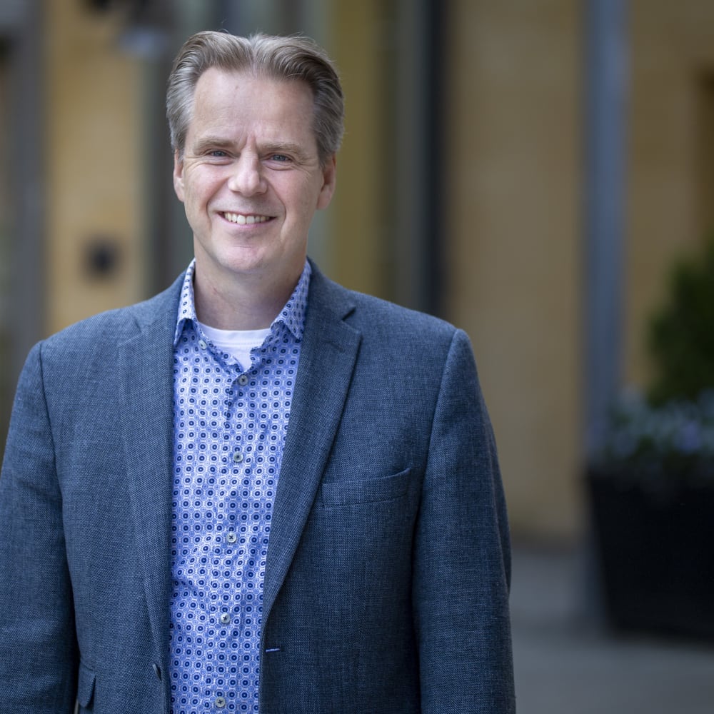 I en ny rapport från #SNS ifrågasätter sex forskare om #tillit är en lämplig eller ens möjlig utgångspunkt för styrning och ledning. Skövdeprofessorn Thomas Andersson är en av forskarna som ser två andra möjliga vägar framåt. mynewsdesk.com/se/his/pressre…
