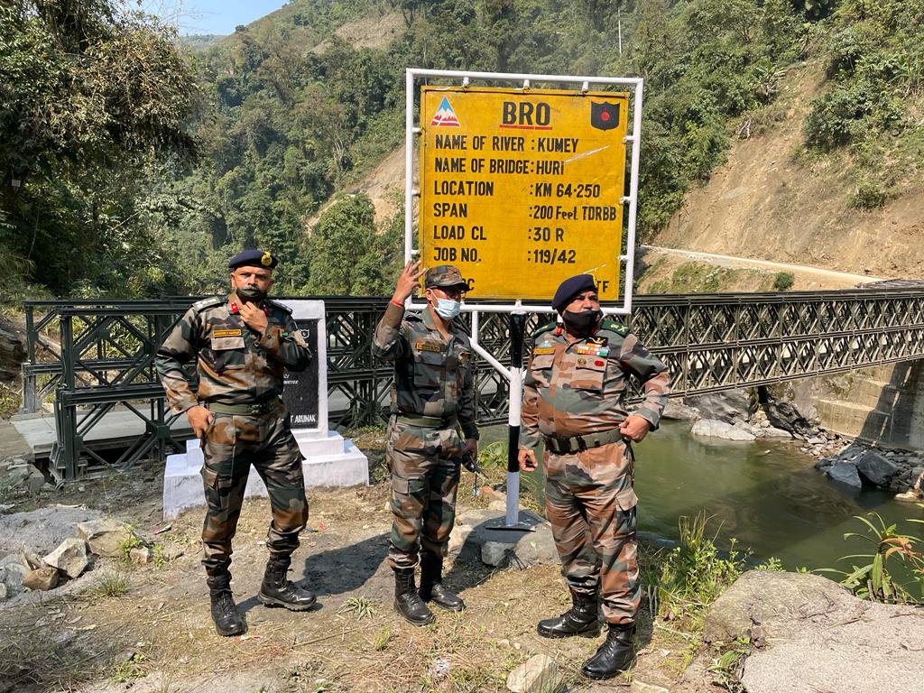 BROindia's tweet image. The 278 Km Road Hapoli-Sarli- Huri leading to Huri, one of the remotest places in Kurung Kumey District of Arunachal Pradesh has been Blacktopped for the first time since independence. Lt Gen Rajeev Chaudhary, VSM, DGBR, himself travelled on the road to Huri &amp;amp; interacted(1/2)