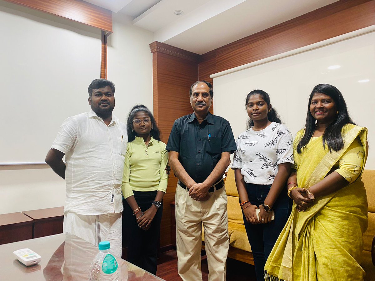 kaizensukumar's tweet photo. Jeevan Hospital நிறுவனர் Dr.ஜெயக்குமார் அவர்கள் மரியாதை நிமித்தமாக சந்தித்தார்.
@BalakrishnanCSR செயலாளர் மற்றும் நிர்வாக அறங்காவலர் திருமதி சுதா சுகுமார் அவர்கள் உடன் இருந்தார்.
@tndwwa @METROPEOPLE1 @innokaiz_india @gembrio_media #JeevanHospital @Subramanian_ma https://t.co/tDqNT3osXr