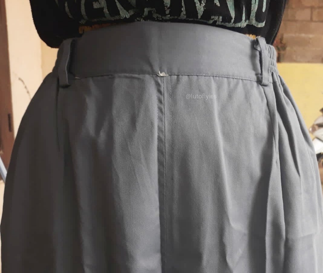 viollynidr's tweet image. wts preloved rok abu sekolah span 1 size L  

- 70k aja (bs kurang)
- panjang 90/92cm
- lingkar pinggang ±60cm (bs lebih karena ada karetnya) 
- good condi, baru di pake 1x selama sekolah karena kepanjangan di ak (TB 155cm, BB 42kg) 
- DM aja ya

#zonauang #preloved #prelovedrok