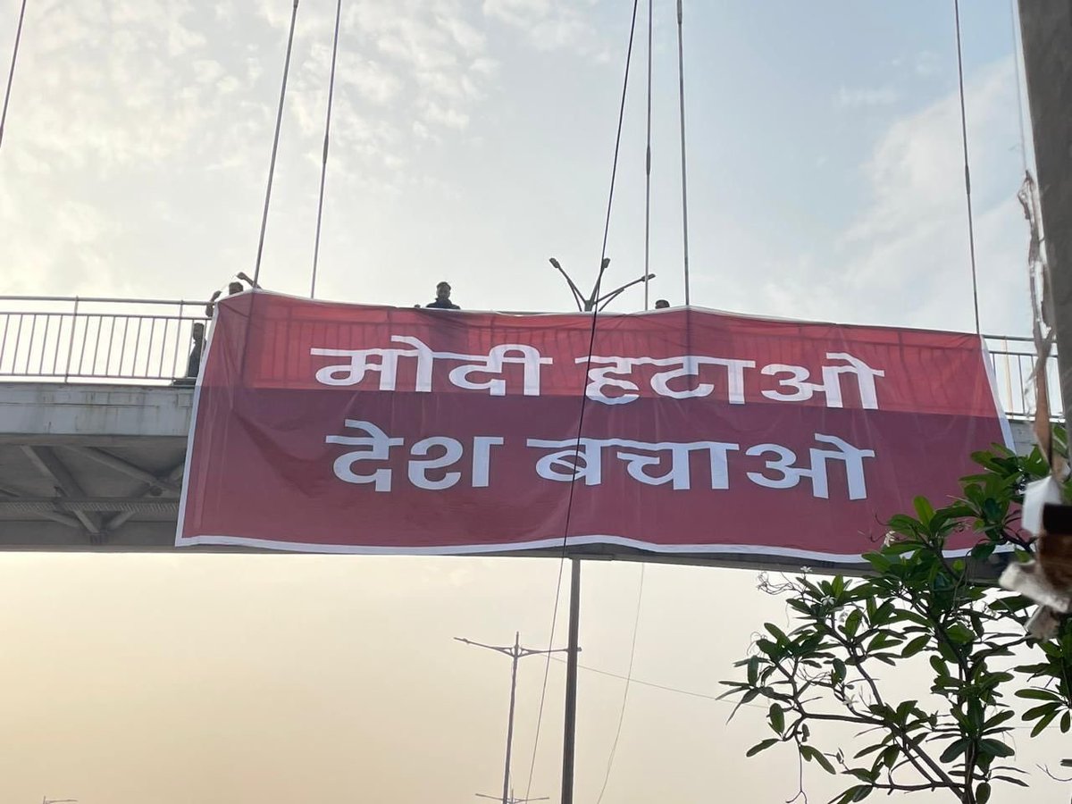 KirtiAzaad's tweet photo. , #ModiHataoDeshBachao 
पोस्टर पर लगा सेकड़ा//
100 FIR अब तक हो चुके.
सही या गलत??? https://t.co/2QNJAOhV1H
