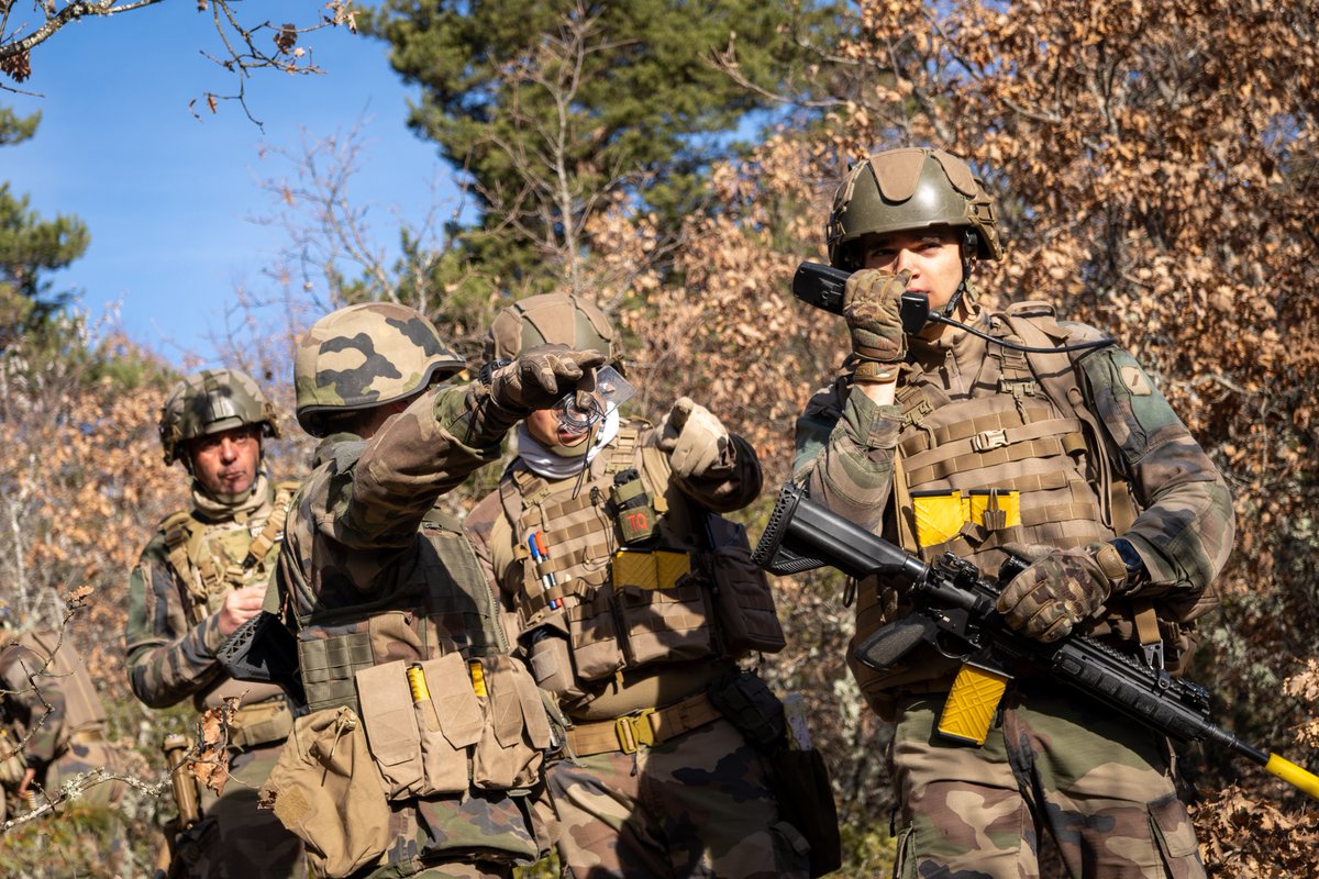 SaintCyrCoet's tweet image. [ Avec les légionnaires du #2REG🟢🔴]
L'EMAC en exercice partenariat.
Découverte des spécificités de cette unité de génie montagne de la @LegionEtrangere. Rien ne vaut une immersion en régiment pour éprouver son commandement.
"Rien n'empêche"