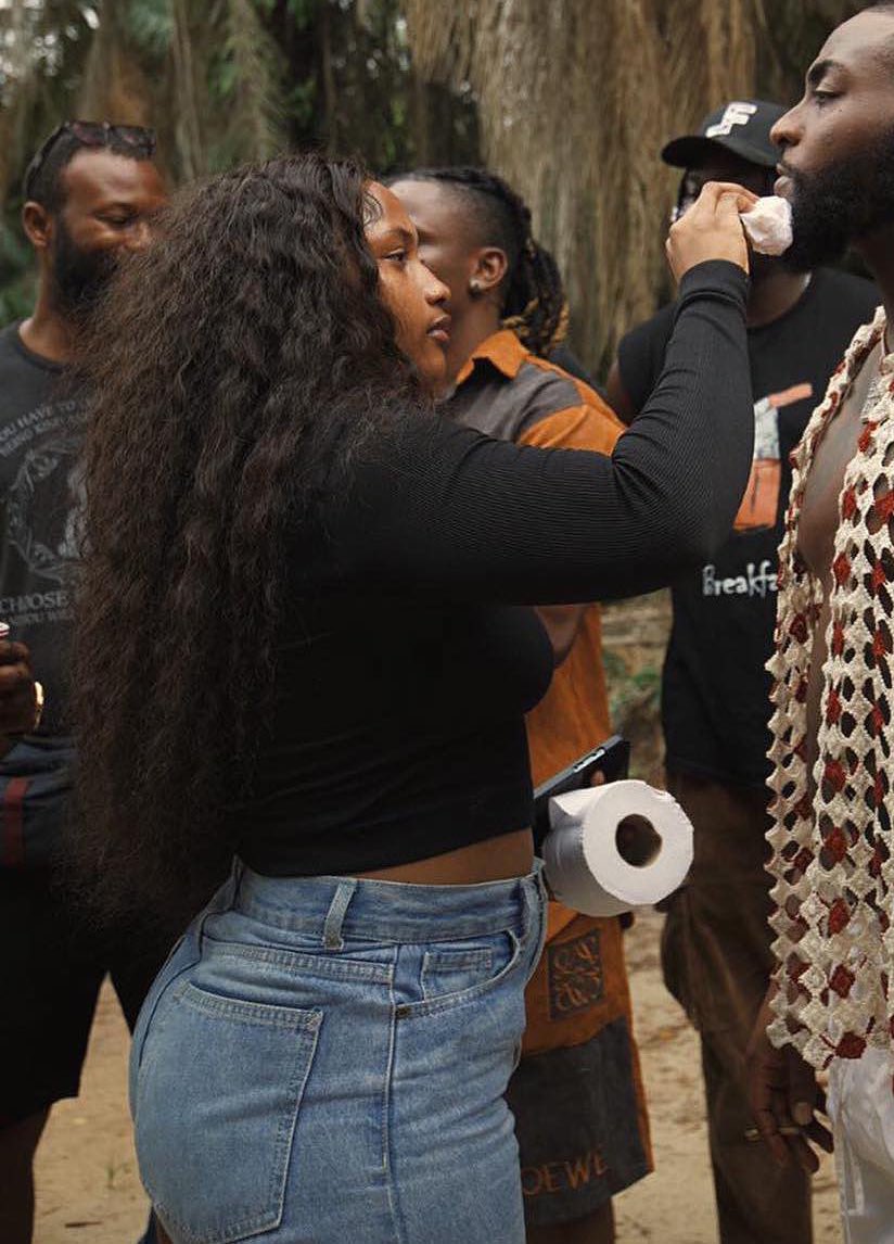 I act like everything is fine but deep down This Davido’s make up artiste dey enter my eyes🤦🏻‍♂️