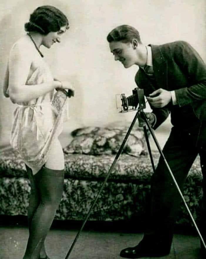 Jaques Biederer, fue el primer fotógrafo de la historia especializado en fotos eróticas. Aqui esta tomando la primer foto de este tipo a una Dama de alcurnia. 
París, 1928.