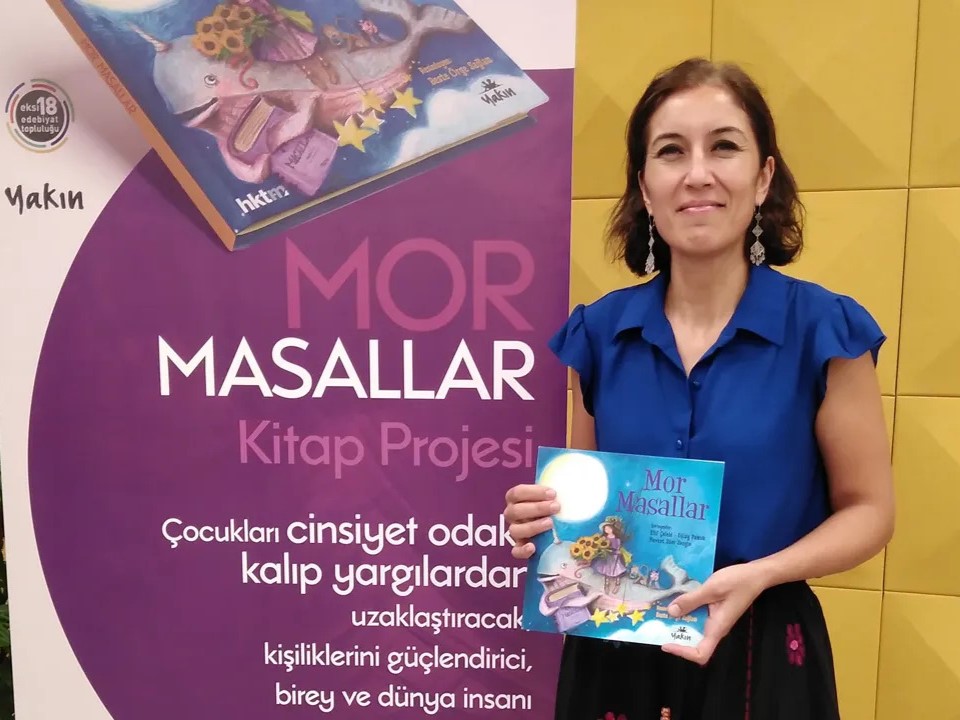 Çocuklar için derlenmiş fakat yetişkinlerin de okuması gerekli olan Mor Masallar ve Kentini Arayan Çocuklar odağında Elif Çelebi ile bir söyleşi gerçekleştirdik. cocuk.gazetesanat.com/mor-masallar-v…