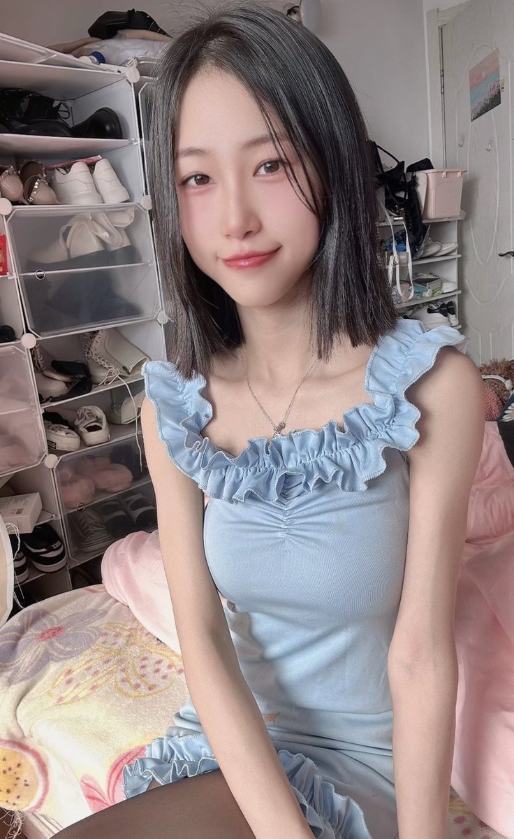 我跟哪个男生聊天，我姐总要看一看，好像怕我单独享用似的，我说那是我那是我未来老公，她说那也是她老公...