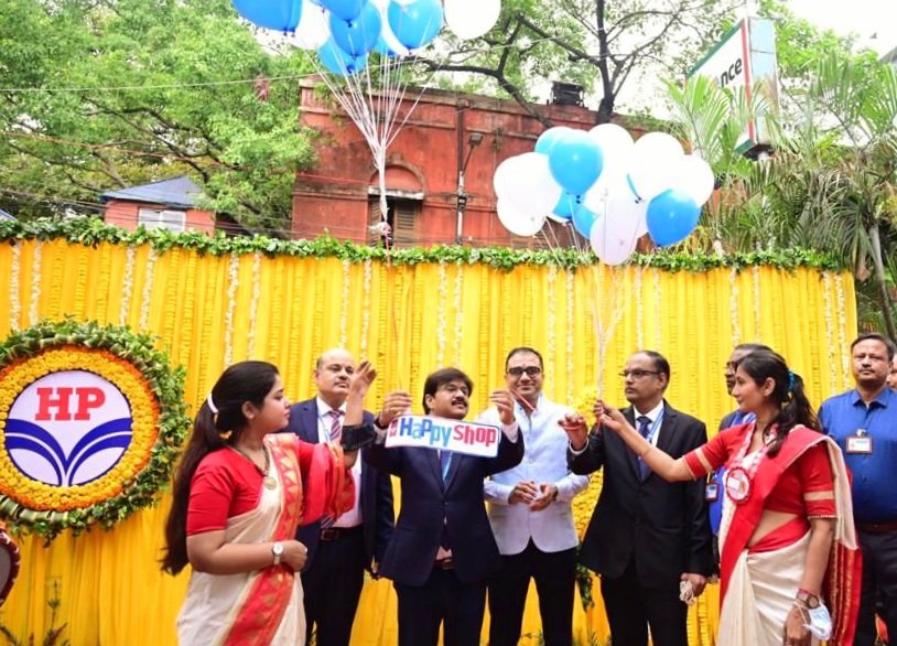 HPCL's tweet photo. For convenience of our esteemed Customers &amp; Anytime Shopping, #HaPpyShop inauguratd at M/s. Ganeriwal Super Service, Kolkata by our Dir.-Mktg, Sh. Amit Garg in presence of ED-Retail, Sh. Sandeep Maheshwari &amp; other Sr. Officials
Fuel-Up happens Outside,
Happiness Delivered Inside. https://t.co/nAjwwLFqn5