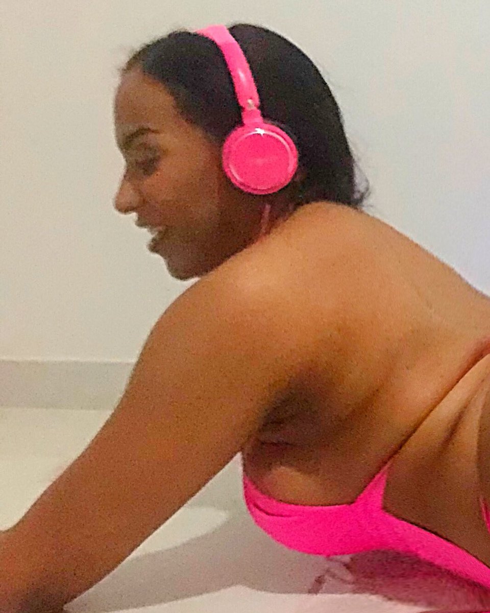 patyshemale24's tweet photo. #shemale #transitaly #transvestite https://t.co/yTqxsKqInE
