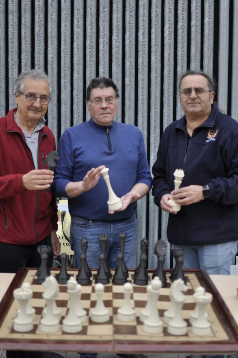 PalouVidal's tweet photo. @EscacsSanta Joc d'escacs diseny lliure, redissenyat per Enric Corroto (llunix_3D)
Imprès amb PLA (àcid polilàctic) un plàstic respectuós amb el medi ambient ja que és d'origen vegetal. Imprès amb impressora Bambu Lab. Gracies Pablo i Enric per el regal a la nostre entitat. https://t.co/imwZnKwtuJ