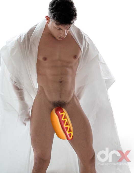A very long dong&hellip; https://t.co/SOvtJjF7gt https://t.co/MqBVKCVWcI
