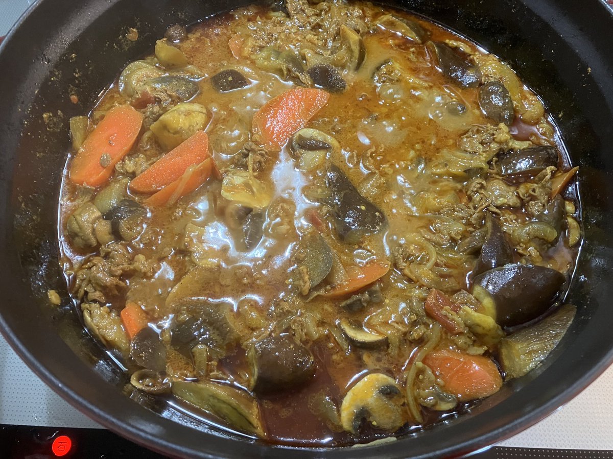YTR_CHAOS's tweet image. 適当カレー続き！
⑤玉ねぎ、茄子、ニンジン、マッシュルームを加えて蓋をして煮込む＊弱火
⑥30分程煮込んだ所！ここまで無水！
⑦水とバーモントカレーとソースを入れる※弱火
⑧軽く煮込んだら味見！