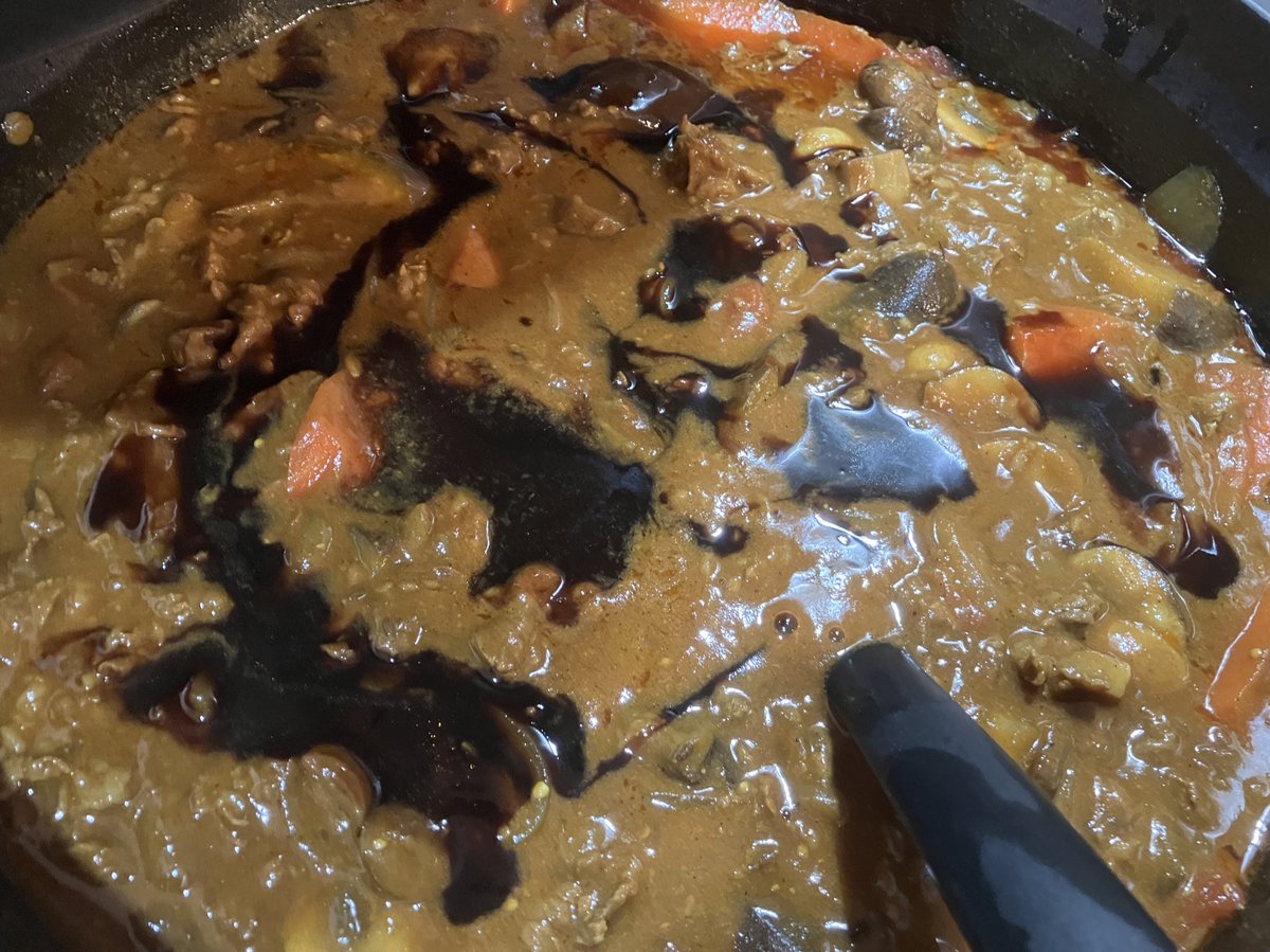 YTR_CHAOS's tweet image. 適当カレー続き！
⑤玉ねぎ、茄子、ニンジン、マッシュルームを加えて蓋をして煮込む＊弱火
⑥30分程煮込んだ所！ここまで無水！
⑦水とバーモントカレーとソースを入れる※弱火
⑧軽く煮込んだら味見！