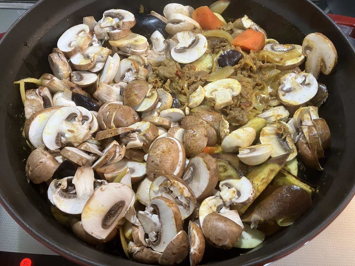 YTR_CHAOS's tweet image. 適当カレー続き！
⑤玉ねぎ、茄子、ニンジン、マッシュルームを加えて蓋をして煮込む＊弱火
⑥30分程煮込んだ所！ここまで無水！
⑦水とバーモントカレーとソースを入れる※弱火
⑧軽く煮込んだら味見！