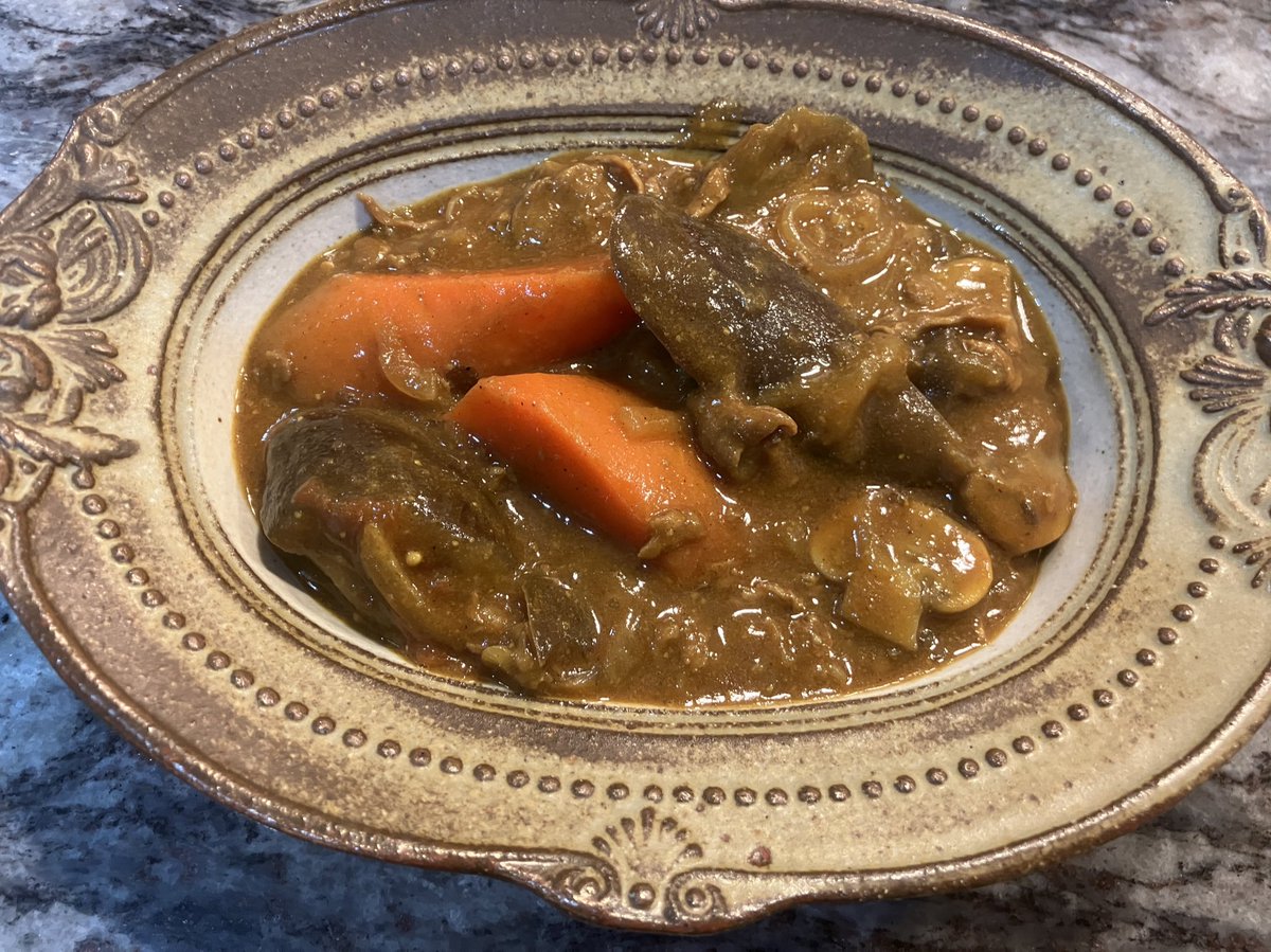 YTR_CHAOS's tweet image. 適当カレー続き！
⑤玉ねぎ、茄子、ニンジン、マッシュルームを加えて蓋をして煮込む＊弱火
⑥30分程煮込んだ所！ここまで無水！
⑦水とバーモントカレーとソースを入れる※弱火
⑧軽く煮込んだら味見！