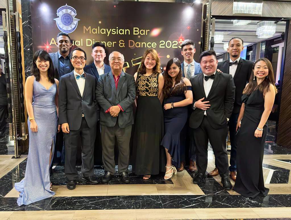 mahwengkwai's tweet photo. Our team had a great night at the Malaysian Bar Annual Dinner & Dance 2023 on 18.3.2023. It was great catching up with fellow members of the Bar!
#MWKA #throwback https://t.co/GteY5LiLp6