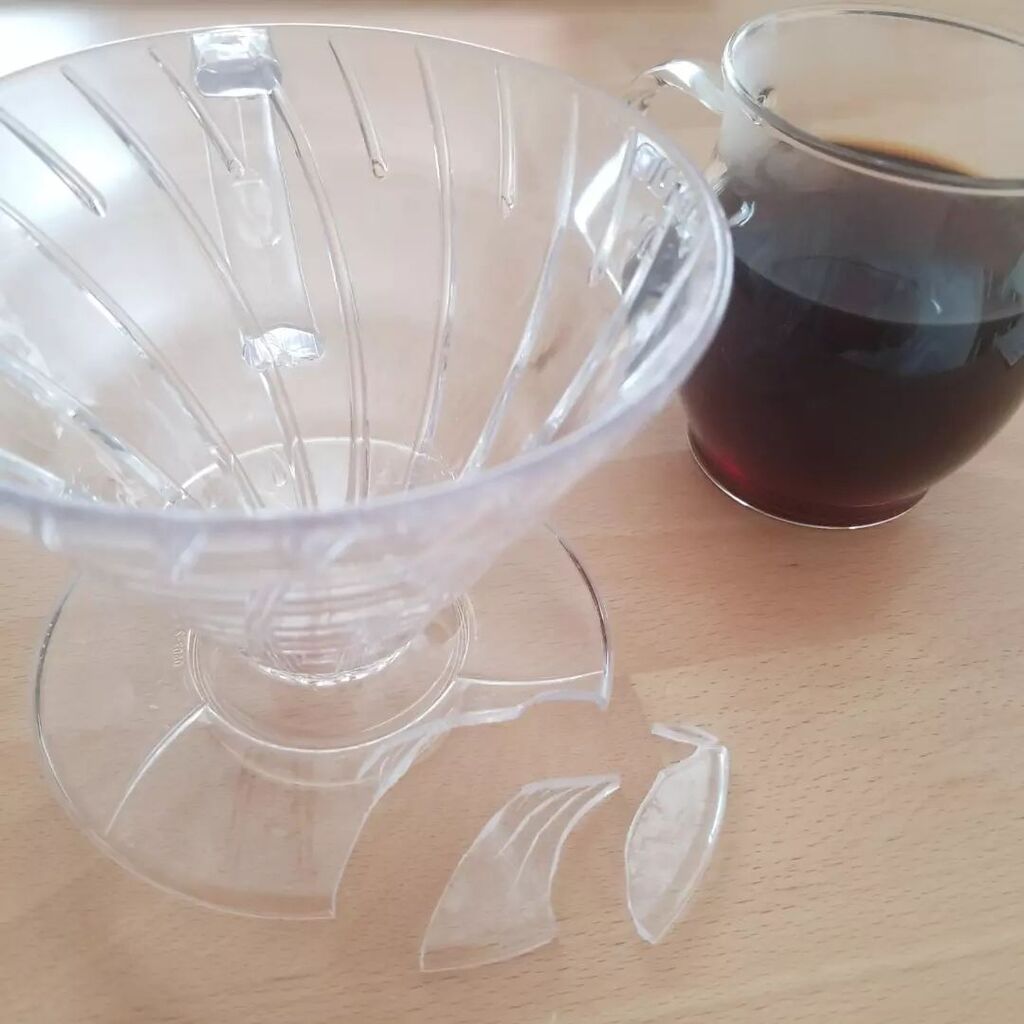 ウワァーーーってパワプロみたいに悲鳴あげてしまった😢
HARIO V60われた(;_;)
何年使ったかっていうくらい使った、1杯1円切ってるよねたぶん
最後の一杯も美味しいです、お世話になりました(;_;)

#hariov60 
#おうちコーヒー 
#コーヒーのある暮らし instagr.am/p/CqFNX0_h5uU/
