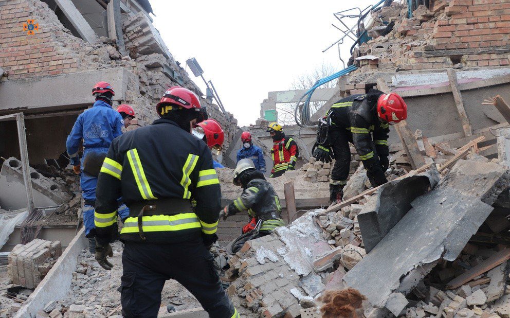 At least three civilians dead and seven wounded because of a Shakhed attack in the Kyiv region. The drone attacked the student’s dormitory, according to the emergency service #StopRussia