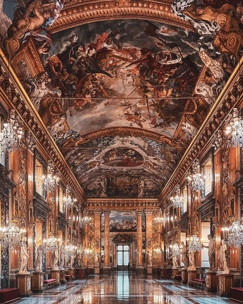 Appena dietro piazza Venezia si cela Palazzo Colonna, uno dei più grandi e antichi palazzi privati di Roma, dove la famiglia Colonna vi risiede stabilmente da otto secoli. La parte più spettacolare della residenza è certamente la galleria, autentico gioiello del barocco roma…