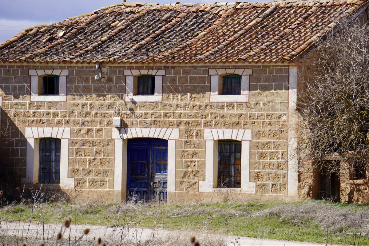 Daviddcoba's tweet photo. Casitas dibujadas en la ruina. https://t.co/nyEJ3Tetvy