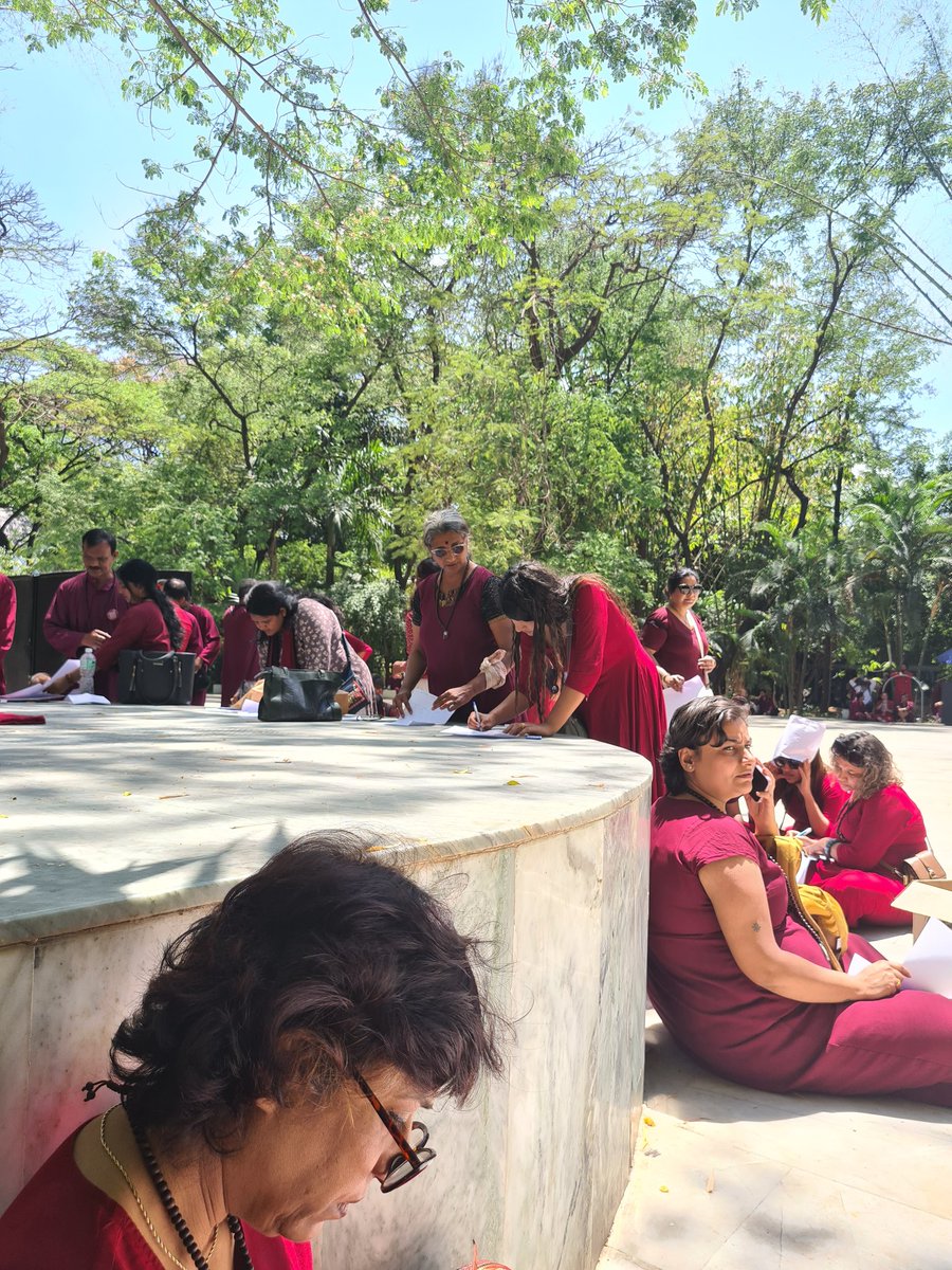KhushiC56387496's tweet photo. Sanyasis on protest inside Osho Ashram pune,Our demand is to Remove bann on mala,My mala is my spritual  right 
save osho ashram pune
#Saveosholegacy
@PMOIndia 
@CMOfficeUP 
@CMOMaharashtra 
@DGPMaharashtra https://t.co/NxIoCbVBDT
