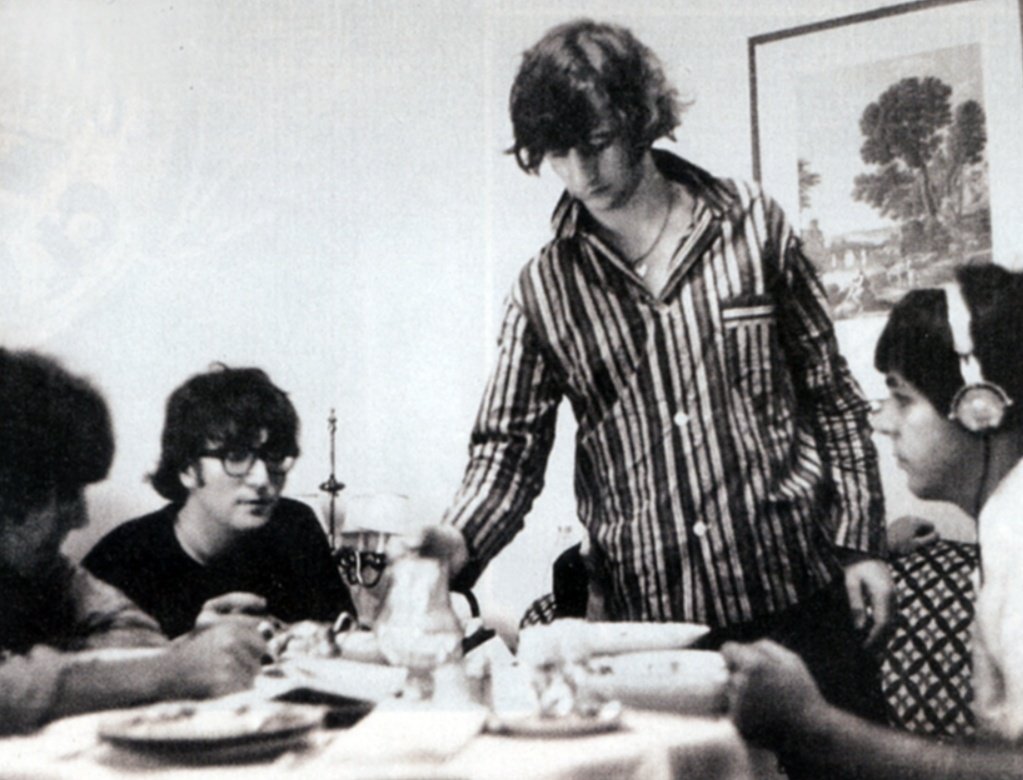 Elige el despertar que te representa:

🔸El que aún está dormido
🔸El que de buena mañana está hablador
🔸El que no vuelve a la vida hasta que no se ha tomado el primer café
🔸El que sólo quiere escuchar música desde primera hora de la mañana

Buenos días, freerockers ☕