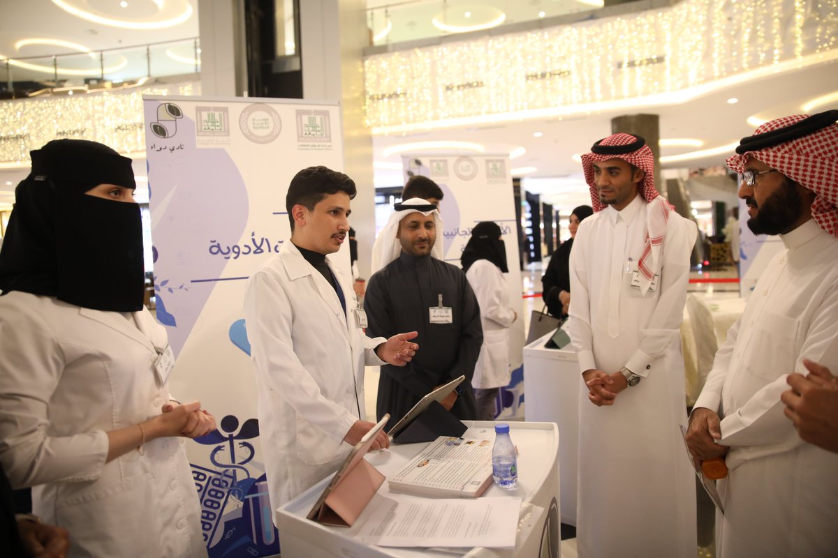 بحضور سعادة وكيل الجامعة للشؤون التعليمية والاكاديمية نظمت كلية الصيدلة ممثلة بلجنة خدمة المجتمع ونادي دواء في مجمع موجان بارك حملة توعوية وتثقيفية بعنوان "دواءك .. نهتم به"