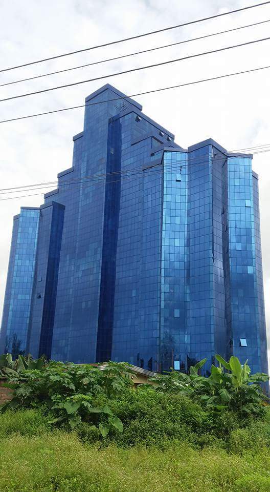 AfricaFactsZone's tweet photo. Nigeria's Dr. Godwin Maduka transformed his village to a town.

He built over 100 houses for widows. He also built schools, courts, a police station, an hospital, quarters for Judges, Police and Teachers, pharma company, churches in his village, Umuchukwu in Anambra State. https://t.co/Mb2gB3JYrj